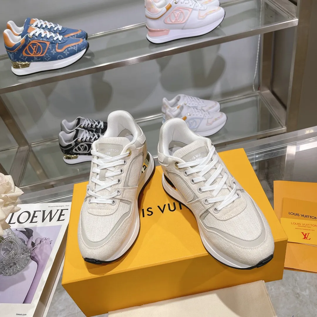 👟👟Ex-factory price 640👟👟 Men's size +10 Louis Vuitton's official website synchronizes the 2024 couple's models, this Neo Run Away sneakers are inspired by running shoes, integrating LV's iconic must-have shoes into the trend. This version is a 1:1 replica of the original version, reinterpreting Damier canvas with cow leather and mesh fabrics, highlighting its simple lines and unique wedge outsole. The main details include the LV initials on the side and the engraved gold heel stabilizer on the back plus a hidden insole. 2cm. Sizes 35-42, 39-46. Full package. High version. New and old customers are welcome to inquire.